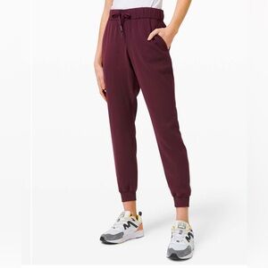 Lululemon On The Fly Jogger Woven Size 4 Burgundy Wine Maroon Cassis
